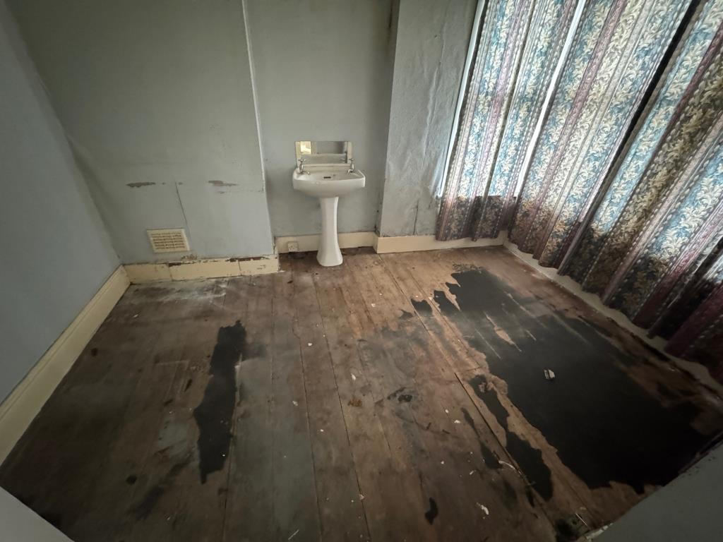 Lot: 163 - DETACHED THREE STOREY PROPERTY FOR TOTAL REFURBISHMENT - Ground floor room 2